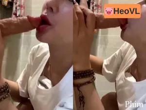 Vào nhà tắm thủ dâm bú cây hàng giả